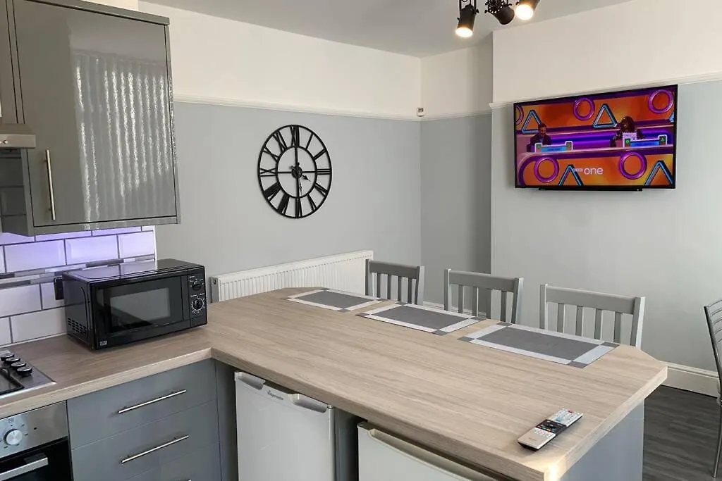 Modern Fully Refurbished 3 Bedroom Home Blackpool 0*,