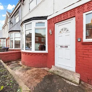 Luxury By The Sea, Beautiful 3 Bedroom House With Fast Wifi, King Bed, Lovely Garden! Blackpool's Finest Getaway Experience For Up To 8 Guests! Holiday home