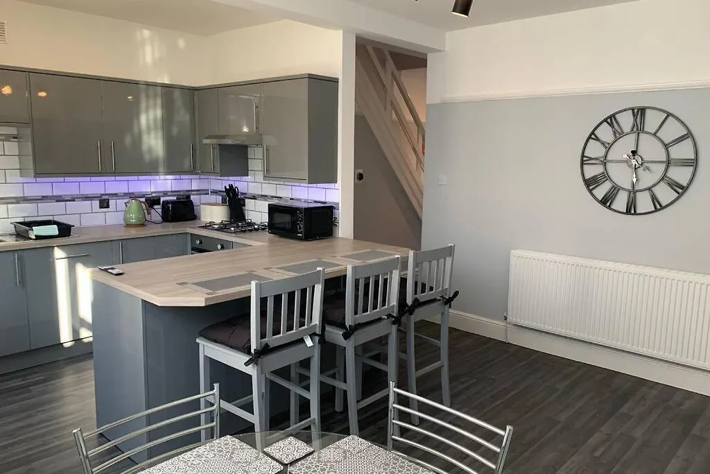 Modern Fully Refurbished 3 Bedroom Home contacts